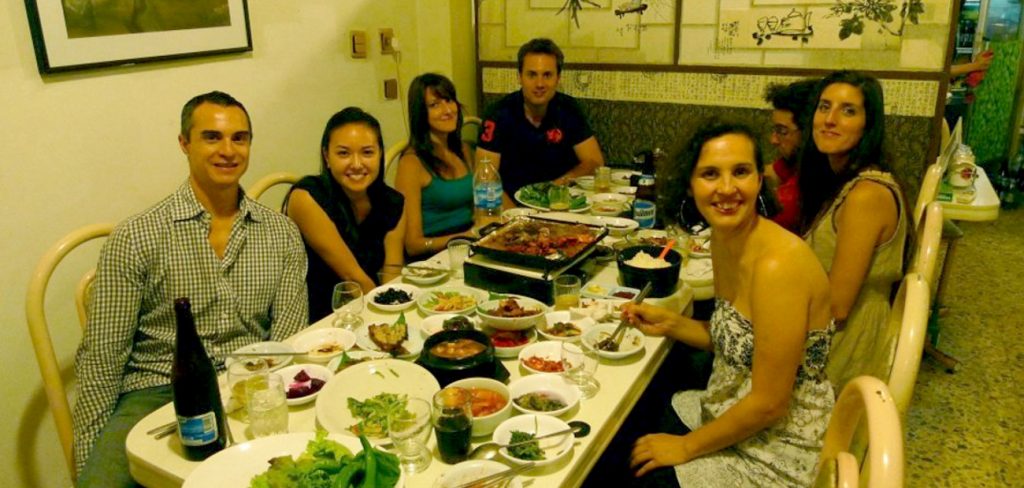 Cena coreana con estudiantes